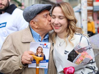 FOTO Dan u životu Marije Selak Raspudić: Skuplja potpise, stala je na led, a dobila je i poljubac!