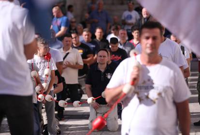 Split: Na Peristilu se održala još jedna muška molitva krunice