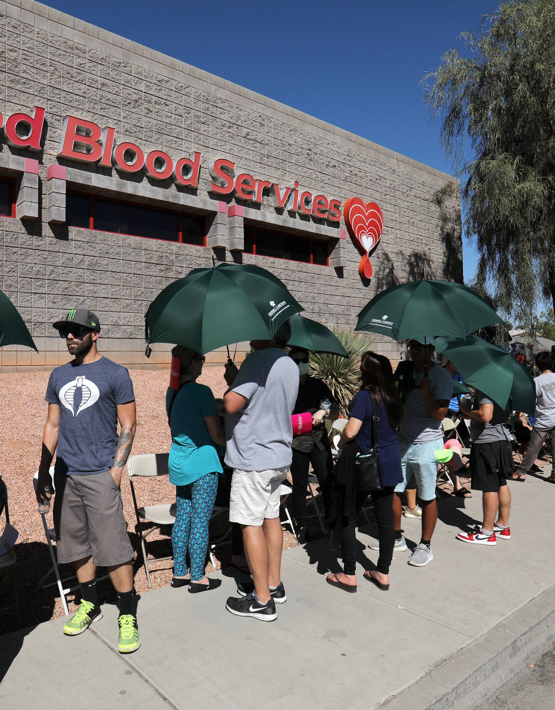 Hundreds of people queue to donate blood following the mass shooting at the Route 91 music festival in Las Vegas