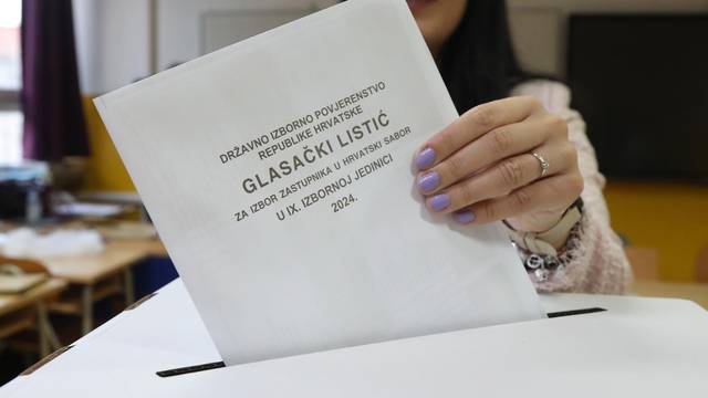 Šibenik: Otvorena birališta za izbor zastupnika u Hrvatski sabor
