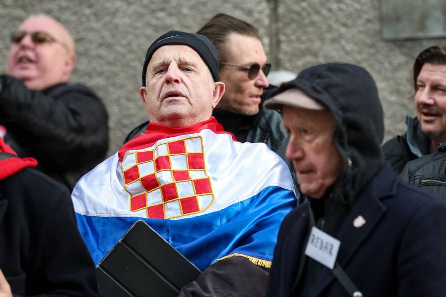 Prosvjednici  su stigli pred stan Tomislava Tomaševića i najavili  da će pjevati Thompsonove pjesme 