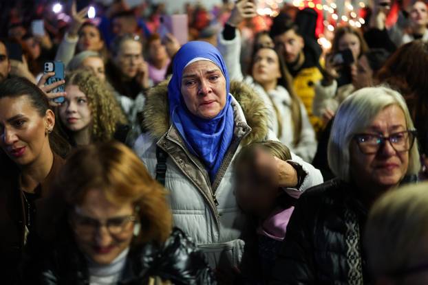 FOTO Dirljive scene u Sarajevu: Građani zapalili svijeće i položili cvijeće za legendarnog Halida