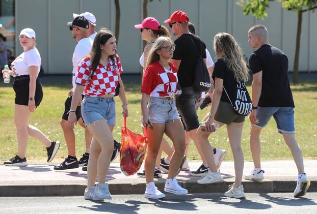 Zagreb: Obožavatelji idu prema fan zonama gdje će čekati ulazak u Hipodrom