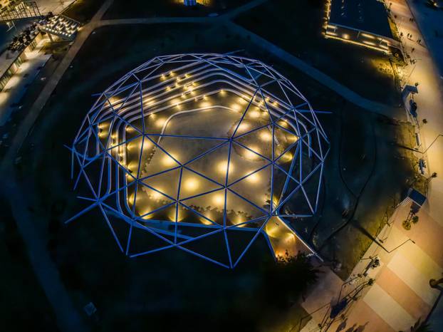 Noćne fotografije novouređenog Žnjanskog platoa