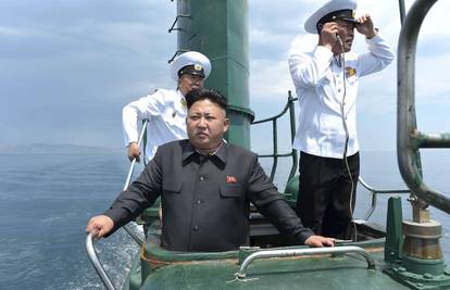 Kim je zaronio: Vođa Sjeverne Koreje u kontroli podmornice