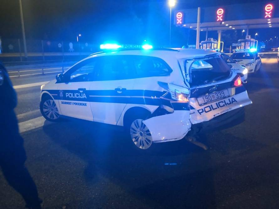 Krijumčario je kombi pun ljudi, zabio se u blokadu na Lučkom