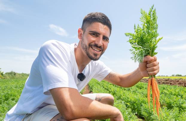 Raštane: Nogometni reprezentativac Martin Erlić na farmi svojih roditelja
