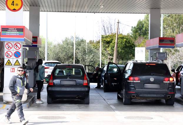 Šibenik: Po?ele su gužve na benzinskim postajama uo?i najavljenog poskupljenja goriva