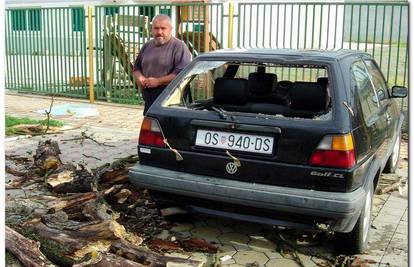 Razorna oluja: Stablo palo na obitelj u automobilu