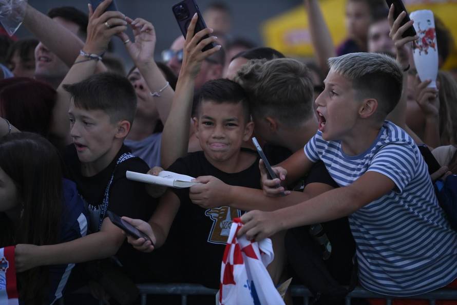 Međusobni okršaj zvijezda Vatrenih u uličnom nogometu održan je u Zagrebu