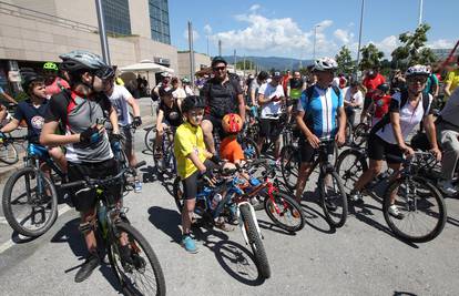 Tisuće biciklista vozile gradom, pedalirali su čak 12 kilometara