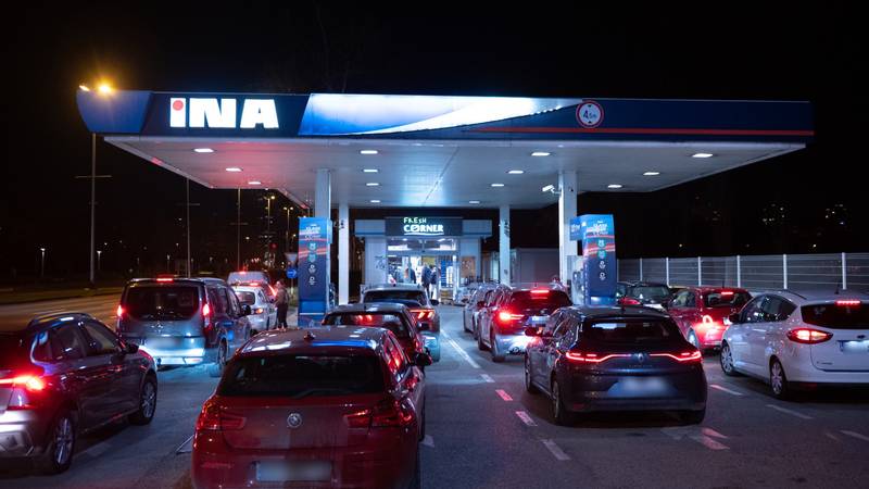 FOTO Gužve na benzinskim postajama po Zagrebu! Toči se gorivo dok cijene ne poskupe...