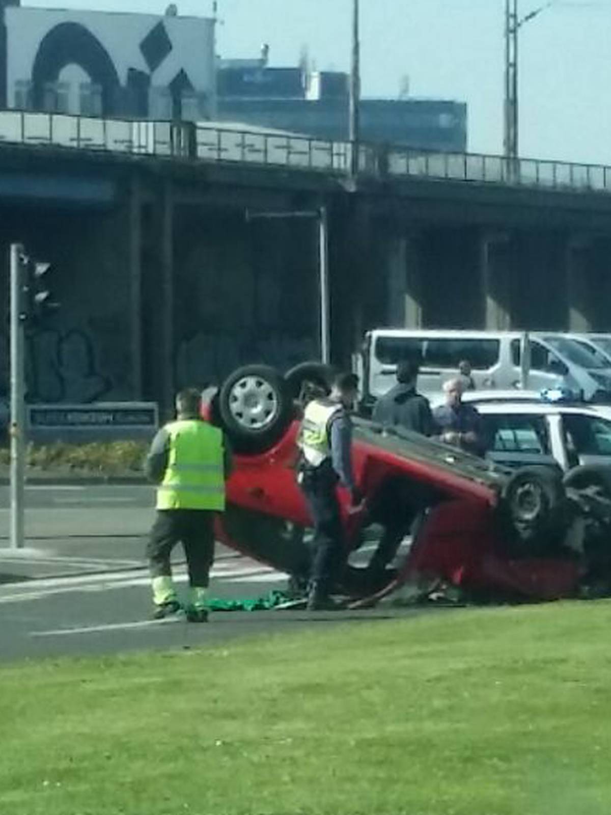 Auto se u sudaru prevrnuo na krov, jedna osoba je ozlijeđena