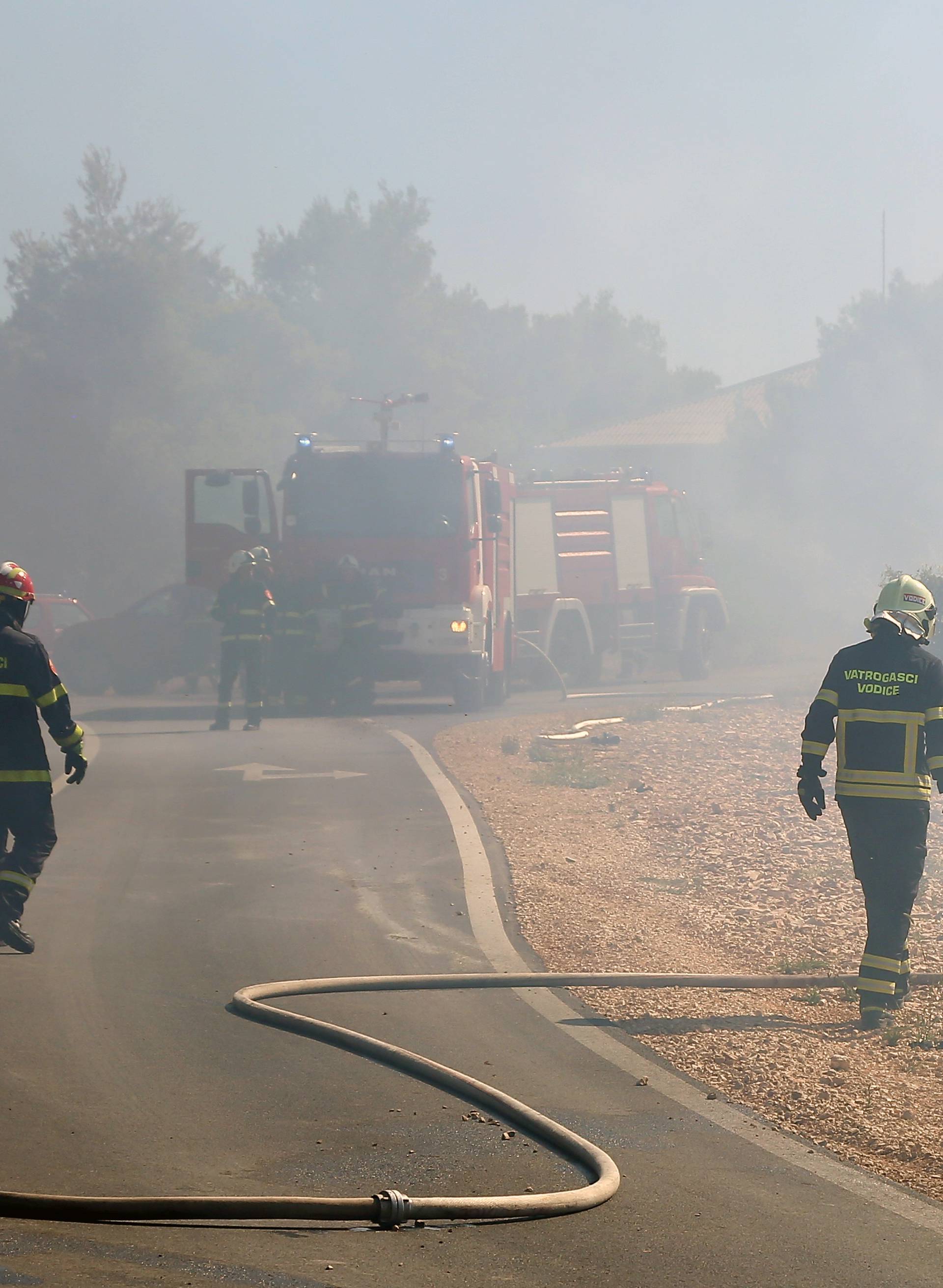 Šibenik: Planula su dva velika požara, gasili i kanaderi