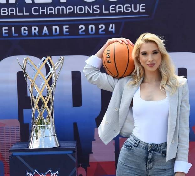 FOTO Srpska voditeljica osvojila euroligaške parkete, zablistala i u Zadru. Govori tri strana jezika