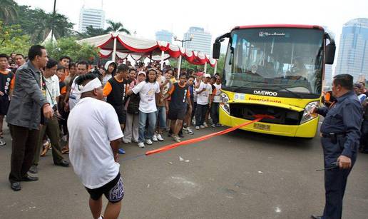 Indonežanin penisom vukao autobus 50 metara