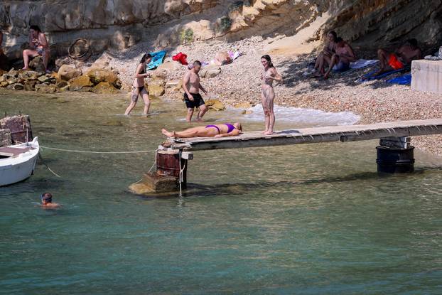 Zadar: Velik brok kupača na zadarskim plažama