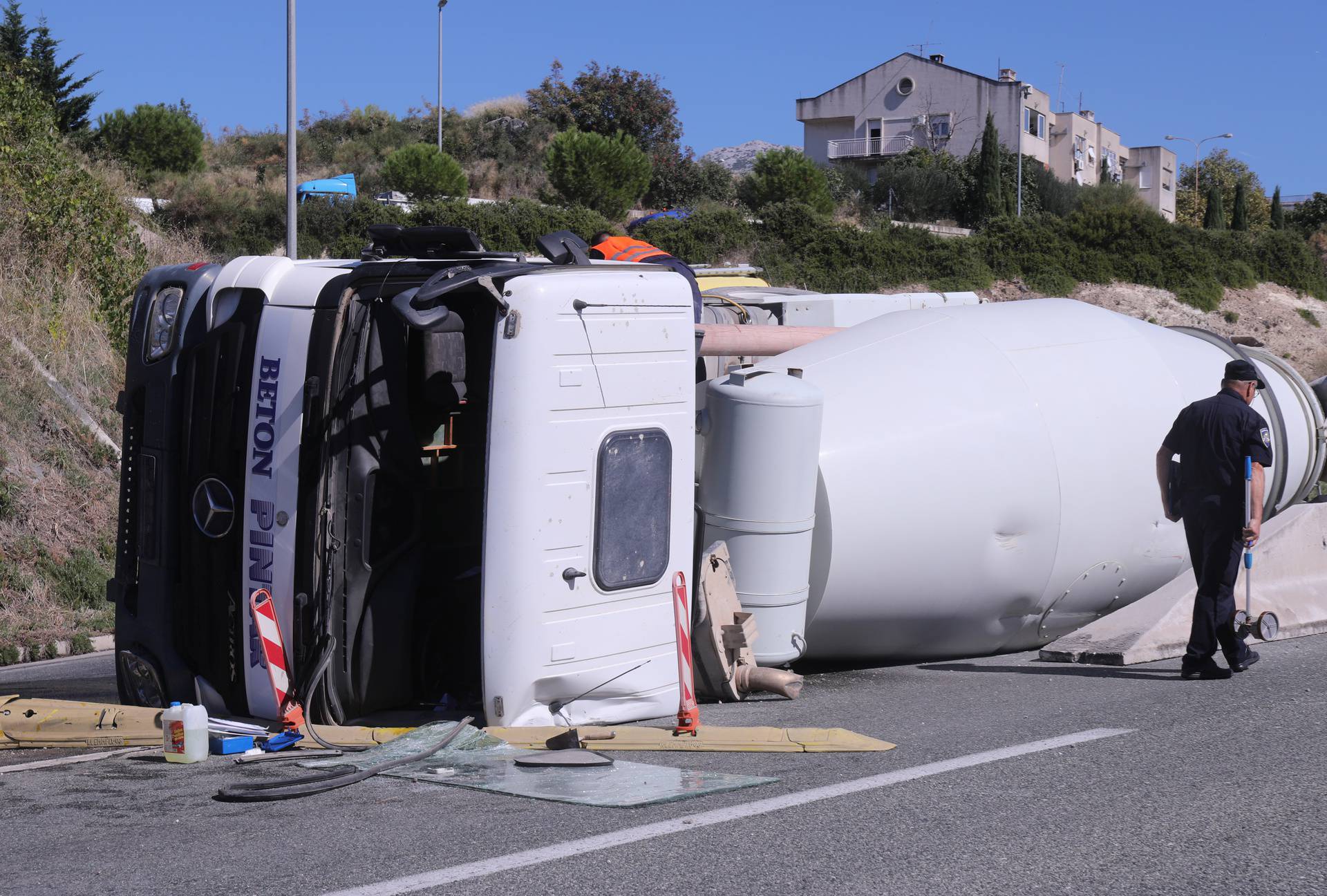 Split: Prevrnula se mješalica za beton kod priključka na brzu cestu Solin - Klis