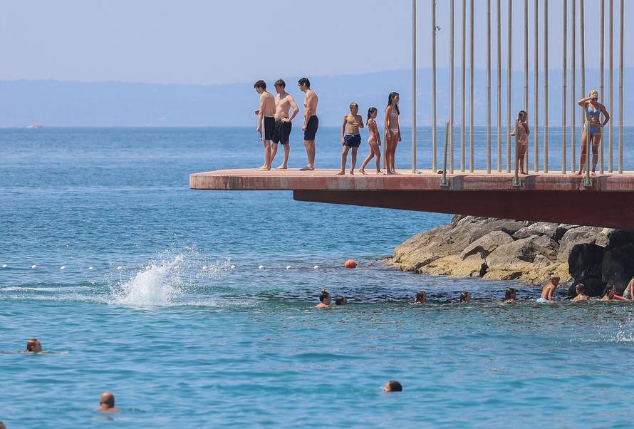 Split: 34 stupnja Celzijevih mnoge su Splićane natjerali na plaže
