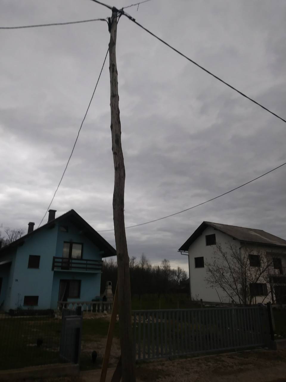 Vjetar u Gorskom kotaru odnio krov škole: Ne izlazite iz kuća