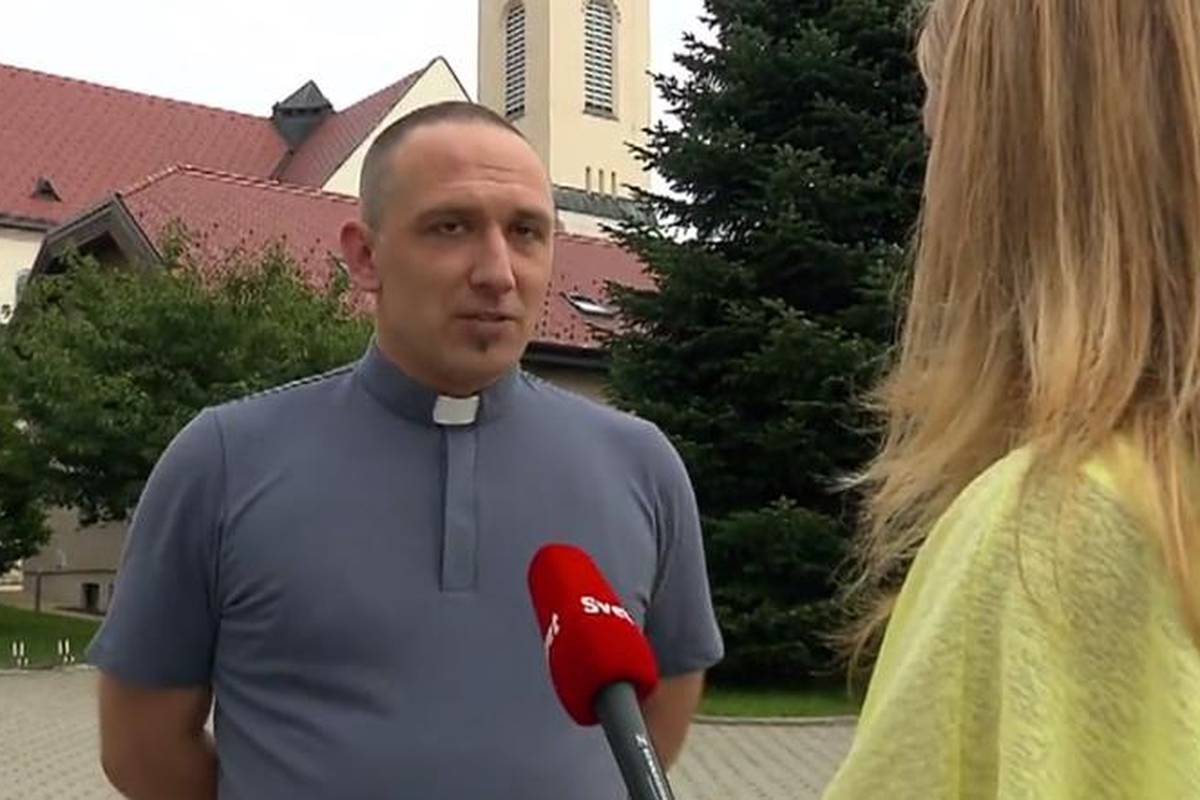 Župnik u panici: Upucava mi se starica, ne znam što da radim
