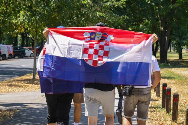 Zagreb: Tisuće fanova Thompsona prolazi Mostom mladosti koji je zatvoren za promet