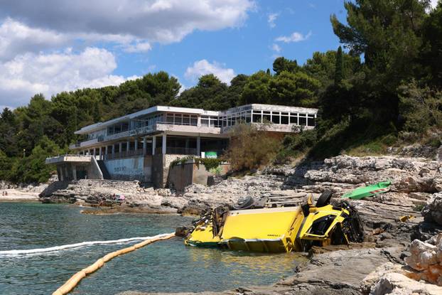 Pula: Kamion za sme&cacute;e tvrtke Herculanea otklizao u more na Zlatnim stijenama