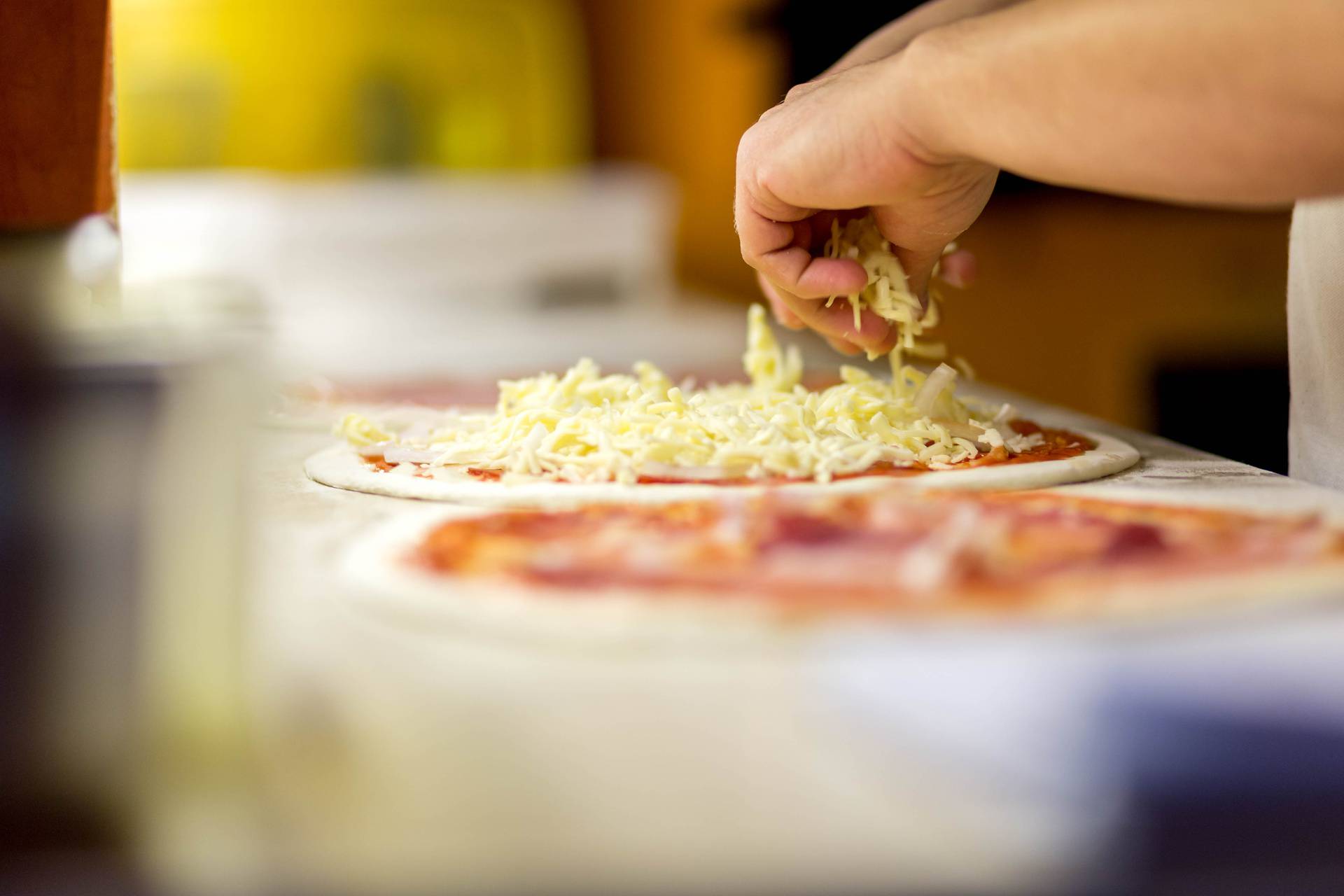 Napravite ukusnu bijelu pizzu sa samo nekoliko sastojaka