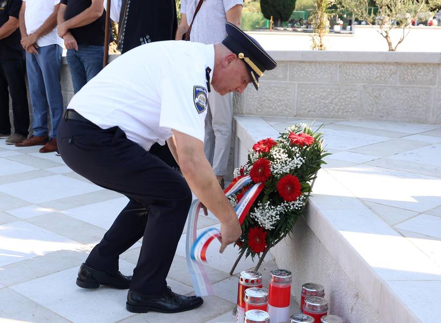 Šibenik: Položeni vijenci i zapaljene svije?e povodom obljetnice Oluje