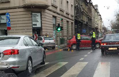 U sudaru dvaju auta u centru  Zagreba dvoje ozlijeđenih