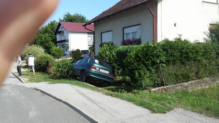 Vozaču je pozlilo od vrućine?Autom im uletio u dvorište