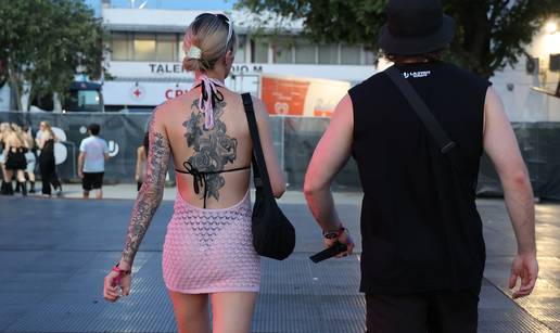 FOTO Topi&cacute;i jedva prekrili grudi, mre&zcaron;aste haljine otkrile tangice
