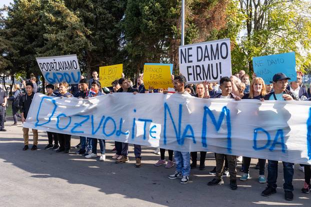 Osijek: Radnici tvornice okupili su se ispred tvrtke i organizirali skup podrške, stigao je i vlasnik Zvonko Bede