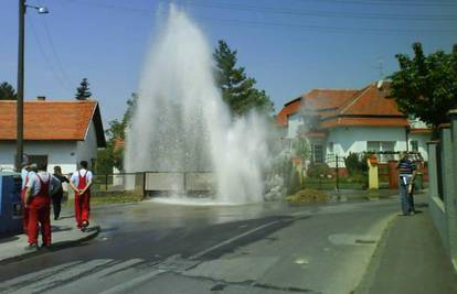 Radnici probili cijev, voda je sukljala metrima u zrak