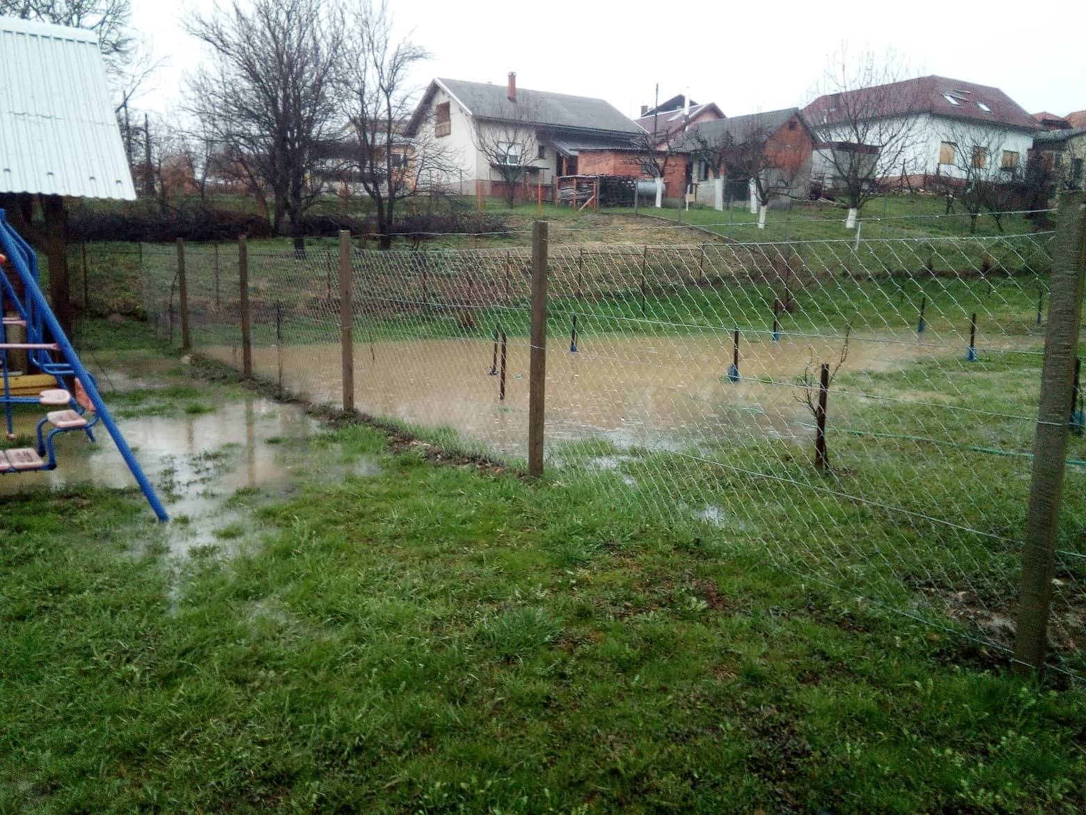 Zbog obilne kiše: Poplavile su ceste, voda je pred kućama