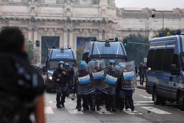 USB union holds nationwide strike, "Let's Block Everything," in solidarity with Gaza, in Milan