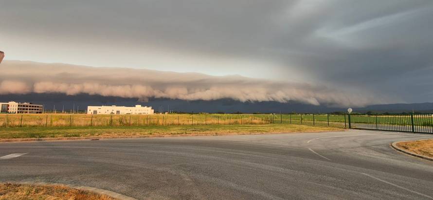 VIDEO Kod N. Gradiške snimio oblake koji donose kaos: DHMZ digao alarm za moguće oluje!