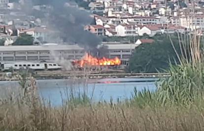 'Vatra je iznenada planula': U Solinu izgorio željeznički vagon