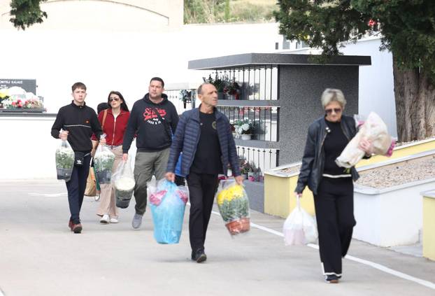 Šibenik: Na blagdan Svih svetih gra?ani posje?uju grobove svojih najmilijih