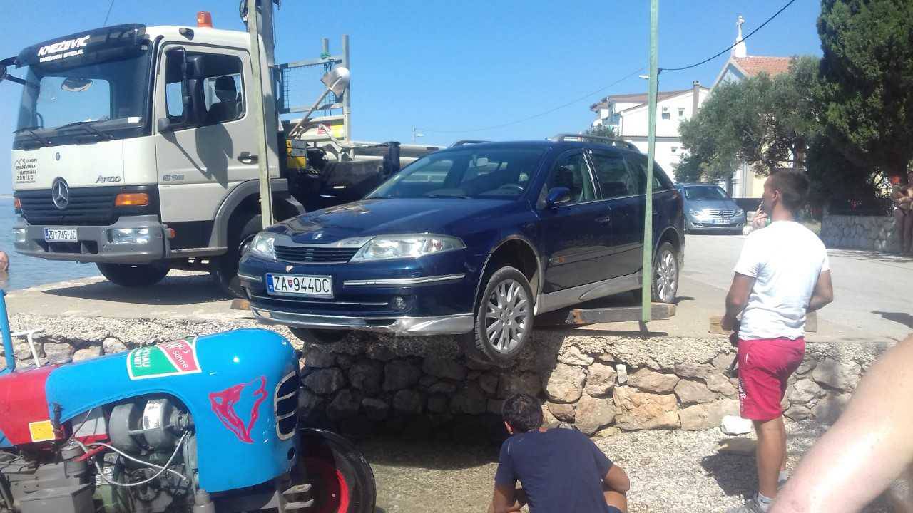 Zaboravio je podignuti ručnu: Udario Renaultom u traktor