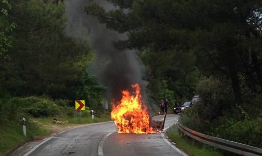 Vatrogascima oprema u kvaru, pustili su da automobil izgori 