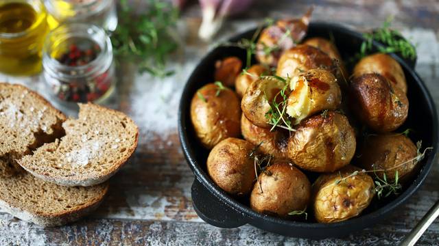 Bogatstvo okusa: Slani krumpir s maslacem od ružičastog papra