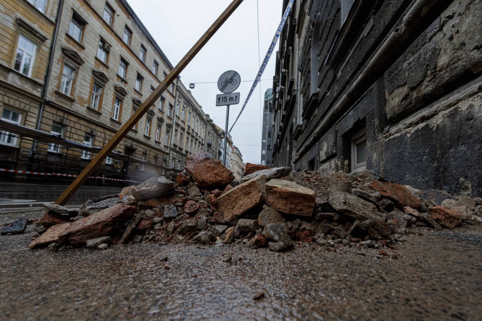 Zagreb: Hrpa šute na nogostupu ispred zgrade u Gundulićevoj