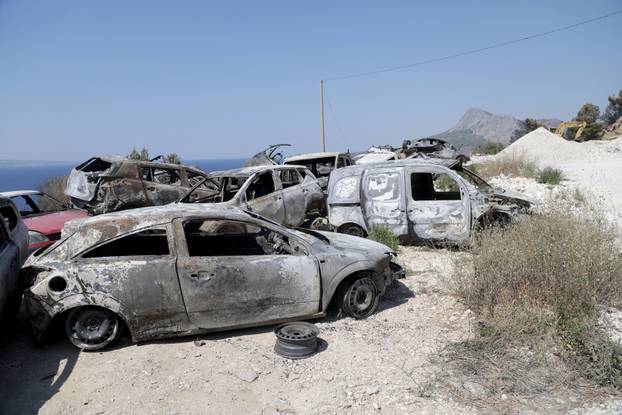 Omiš: Veliki broj izgorenih automobila u požaru