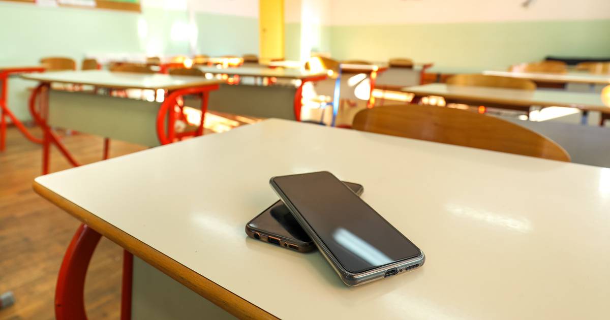 Should the decision to ban cell phones at the school in Zadar be supported?
