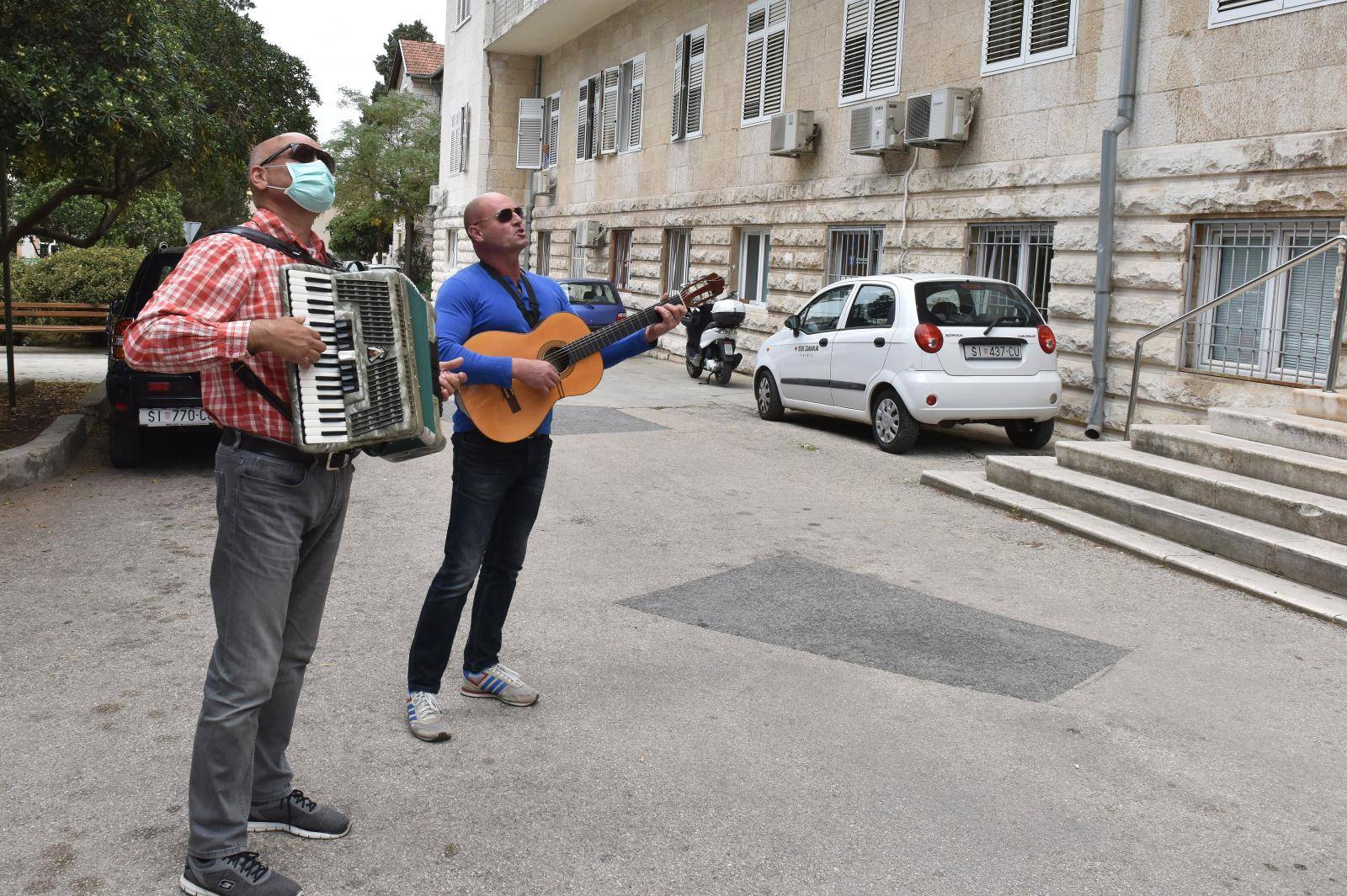 Dvojac zasvirao ispred bolnice u Šibeniku za sve djelatnike