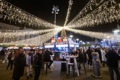 FOTO Pogledajte atmosferu na zagrebačkom adventu: Gužve na kućicama, raskoš svjetla..