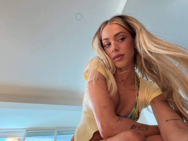 Svjetski prvak ljubi atraktivnu pjevačicu. Uskoro će se vjenčati