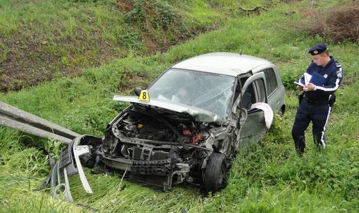 Vozačica Renaulta završila u jarku u sudaru s kamionom