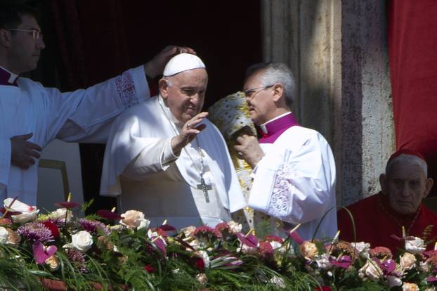 ITALY - POPE FRANCISDELIVER THE URBI ET ORBI BLESSING FOR EASTER FROM THE LOGGIA OF ST PETER'S BASILICA  - 2023/4/9